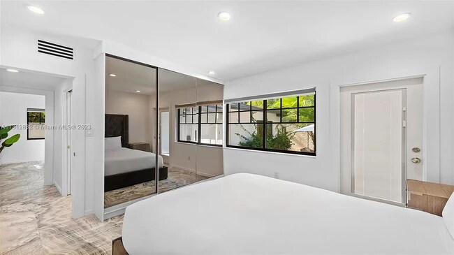 Foto del edificio - 242 Meridian Ave
