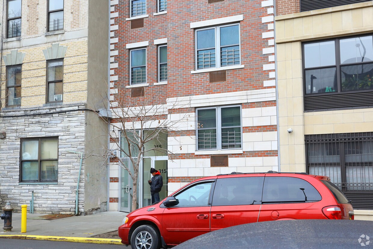 Foto del edificio - 315 E 111th St