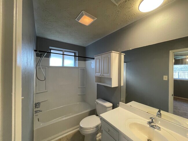 Building Photo - 16719 Cobble Ridge Dr