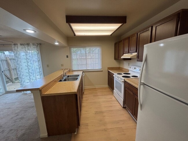 Building Photo - 2 Bedroom, 2.5 Bath Townhome in Virginia B...
