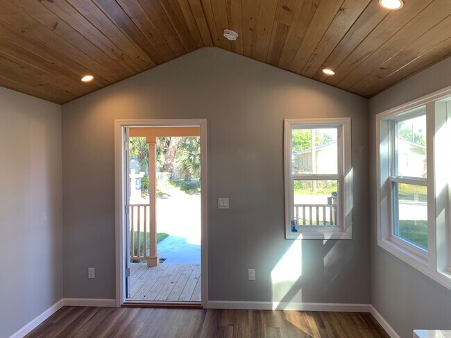 Photo - 672 Tyson St House