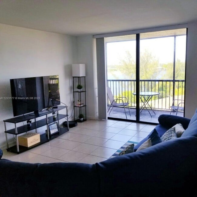 Foto del edificio - 3400 Blue Lake Dr