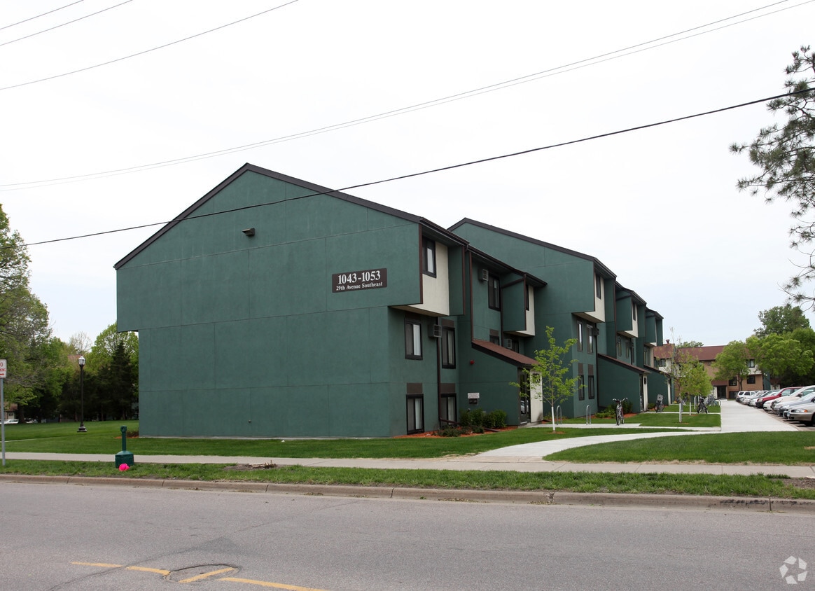 Building Photo - Como Student Community