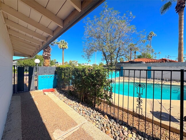 Building Photo - 2715 E Glenrosa Ave