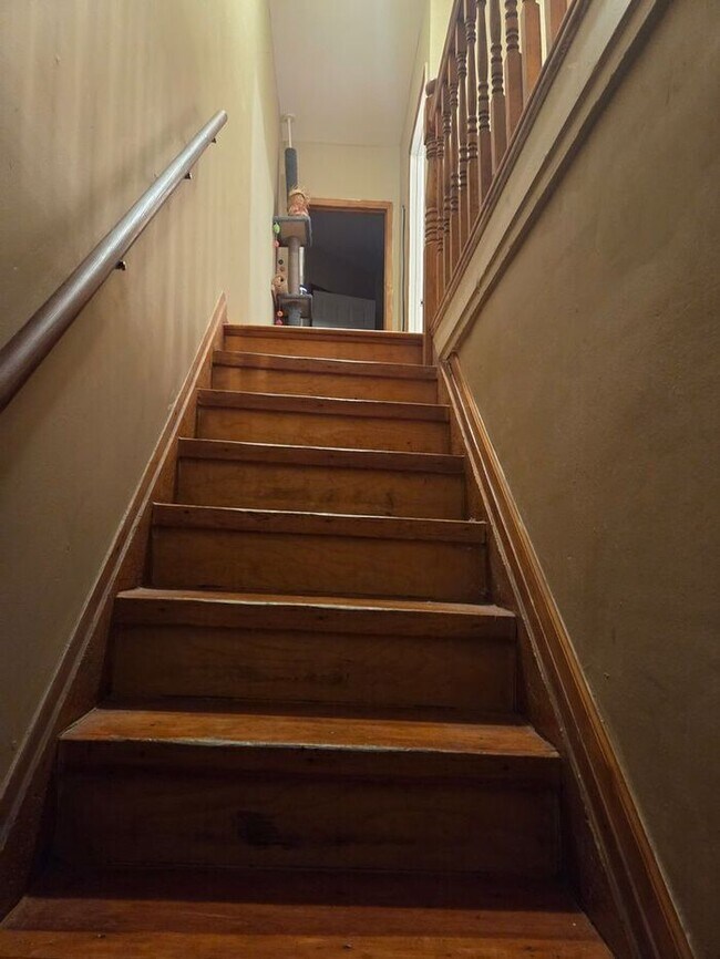 Foto del edificio - 5BR/1.5BA Row Home with Backyard and Laundry Hookups