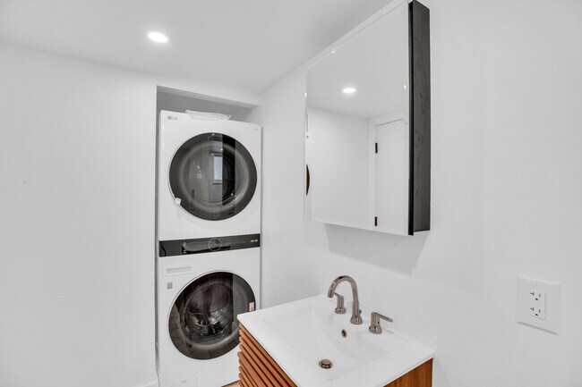 Building Photo - The Shoreline at 19th - Steps from the beach