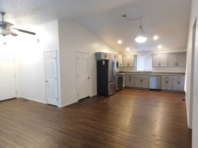 Foto del edificio - 3Bd/2Ba Single Story Home - For viewing beginning 4/27/2026!