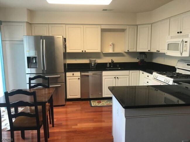 Foto del edificio - 353 Cynthia Ln