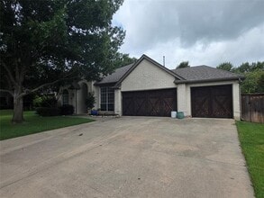 Building Photo - 2717 Cliffwood Dr