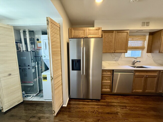 Building Photo - 6017 W Montrose Ave