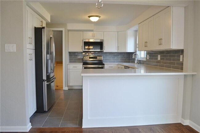 Building Photo - 3339 Woodland Dr