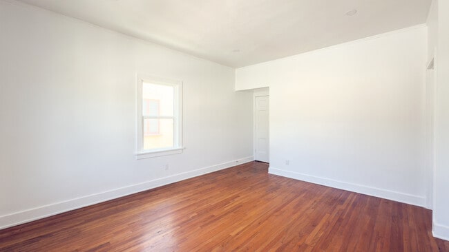 Building Photo - 246 S Sycamore Ave