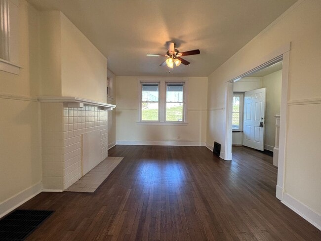 Foto del edificio - Now showing 2BR 1 Bath Townhouse!