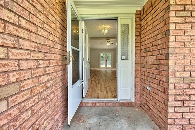 Building Photo - 210 Easy St