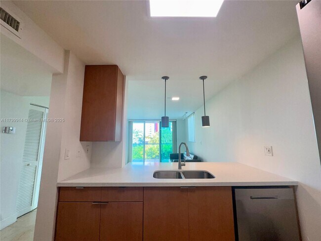 Building Photo - 1550 Brickell Ave