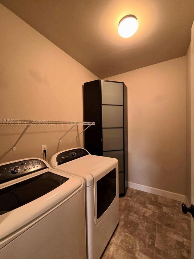 Foto del edificio - Large 3 bedroom, 3 bath newer build in sought after East Wenatchee neighborhood!
