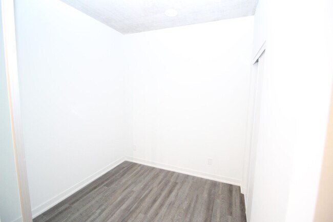 Photo du bâtiment - 1808-1808 St Clair Ave W