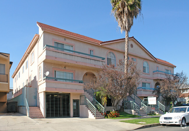 Building Photo - Luxury Apartments