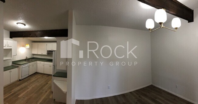 Foto del edificio - Large 3-Bedroom with Vaulted Ceilings