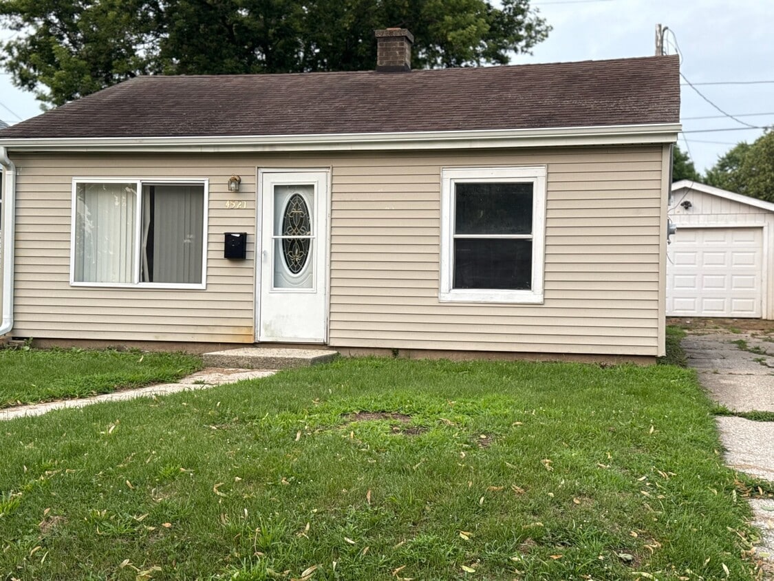 Primary Photo - 4521 Victory Ave