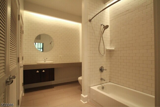 Foto del edificio - 988 Johnson Pl