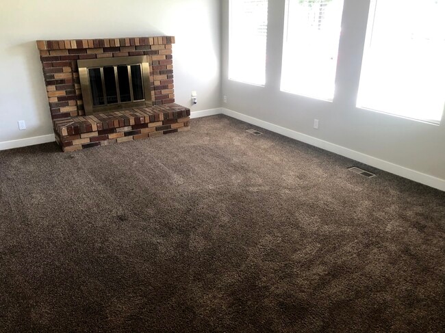 Building Photo - Beautiful 5 Bedroom, 2 Bath Home!
