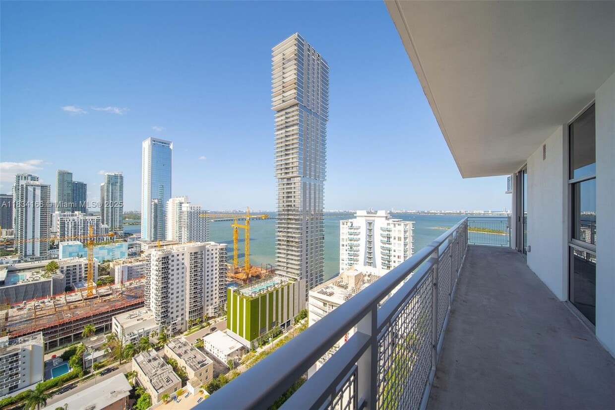 Primary Photo - 2150 N Bayshore Dr
