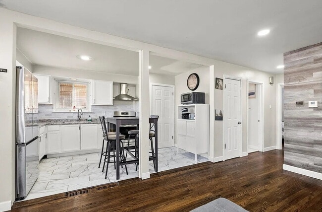Building Photo - Upscale Living at Its Finest