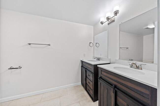 Foto del edificio - 301 Tatum Rd