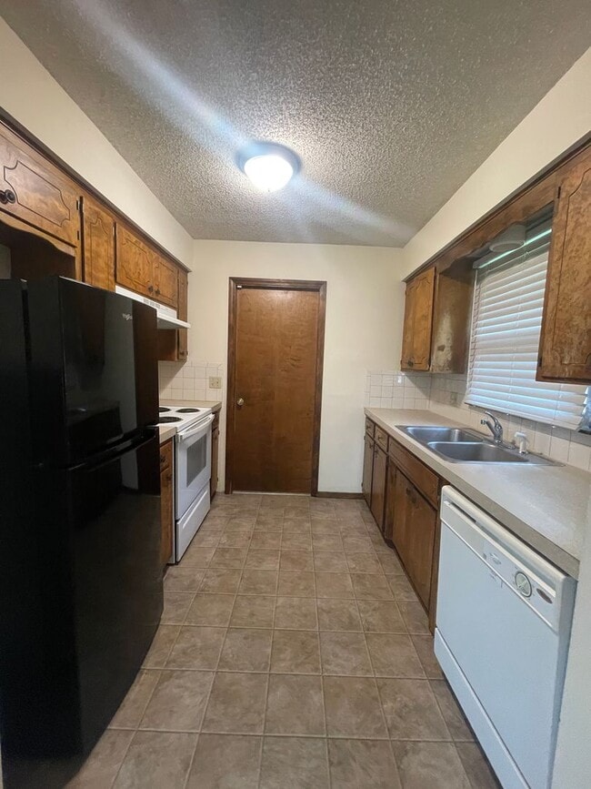 Building Photo - 3 Bedroom Home - Great Location, All Brick