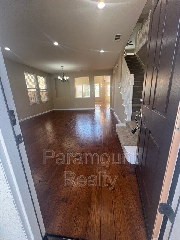 Foto del edificio - 612 Carrington Ct