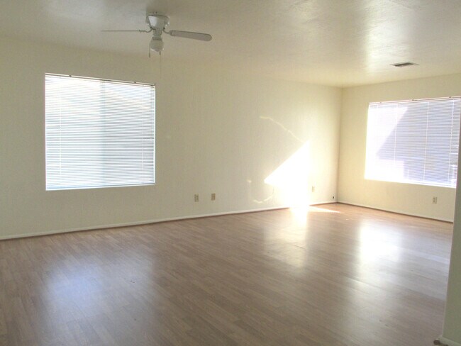 Sala de estar - 631 N Sartillion Ave