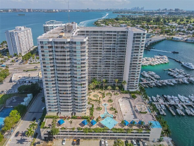 Foto del edificio - 7601 E Treasure Dr