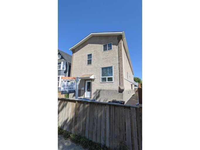 Primary Photo - 407-407 Sherbrook St