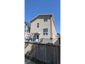 Building Photo - 407-407 Sherbrook St