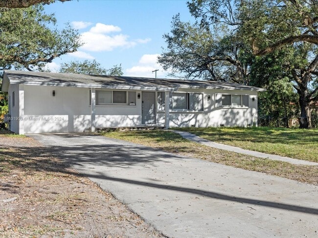 Building Photo - 4121 SW 54th Ct