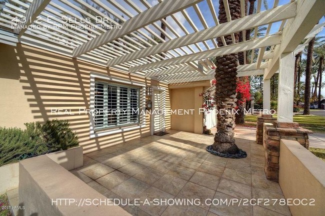 Building Photo - STUNNING HOME WITH POOL!