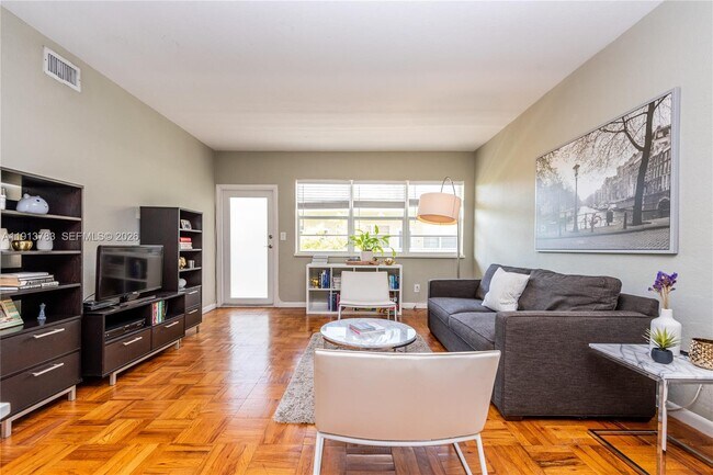 Foto del edificio - 350 S Shore Dr