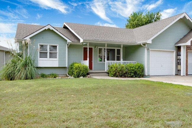 Building Photo - Large town house for rent!