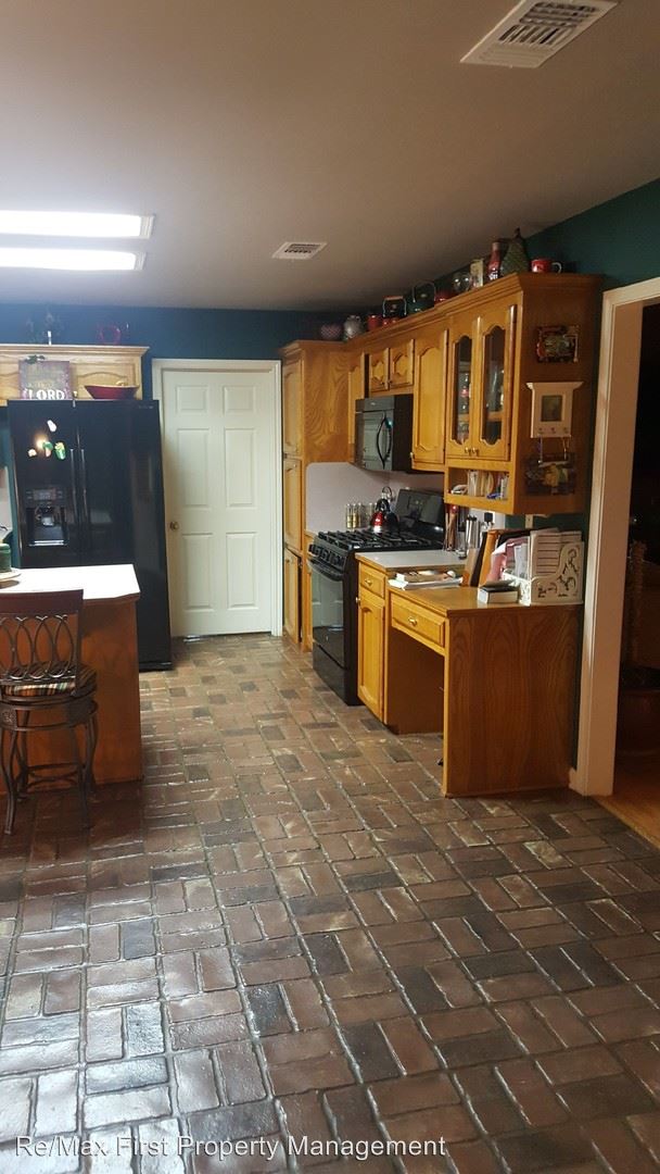 Building Photo - 11081 Royal Ascot Ave