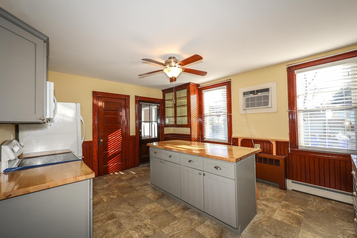 Primary Photo - 1378 River Rd