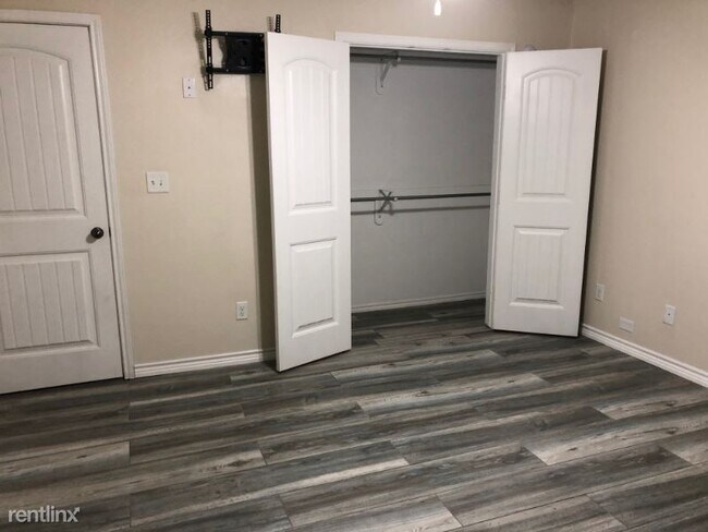 Building Photo - 3 br, 2 bath House - 312 E 95th St