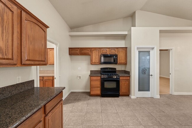 Foto del edificio - Stunning and Beautifully Spacious Home