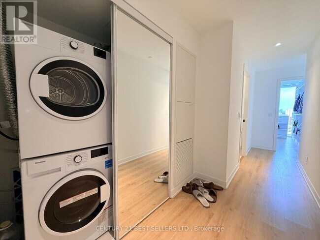 Building Photo - 319 Jarvis St