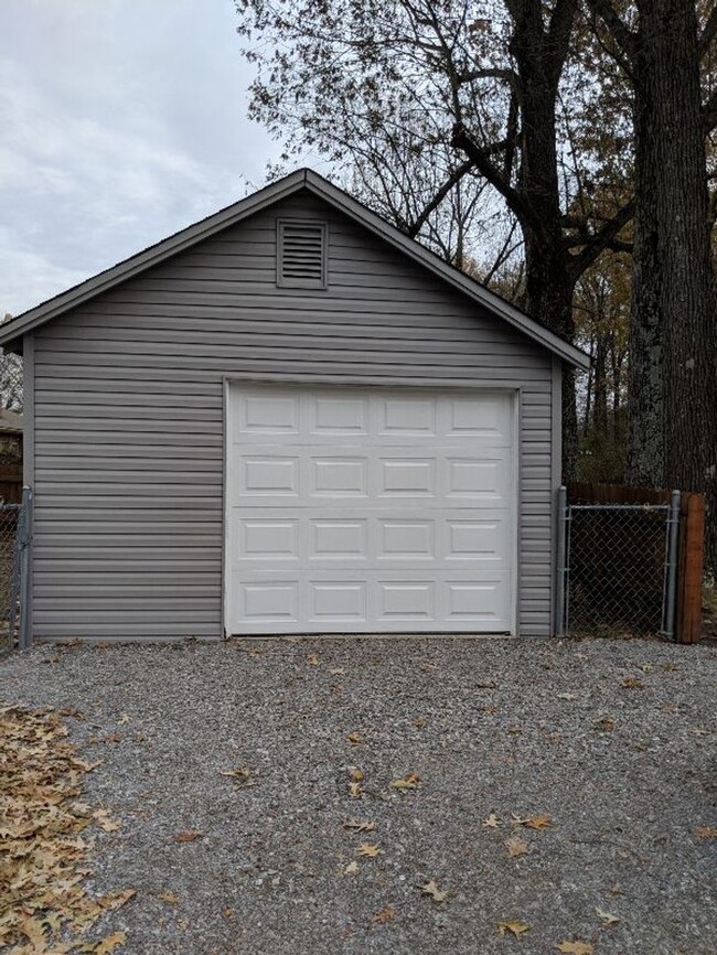 Building Photo - Nice 3 bedroom with garage