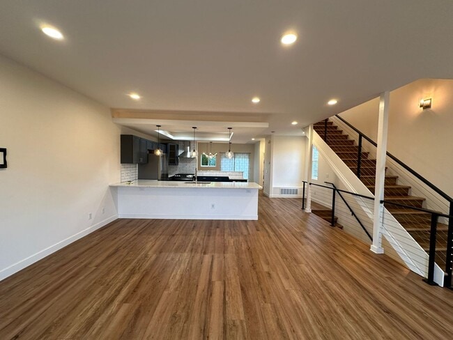 Foto del edificio - 3 Bedroom Townhouse For Rent In Hood River
