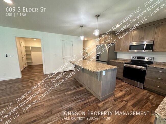 Building Photo - Spacious and Charming 4-Bedroom Duplex in ...