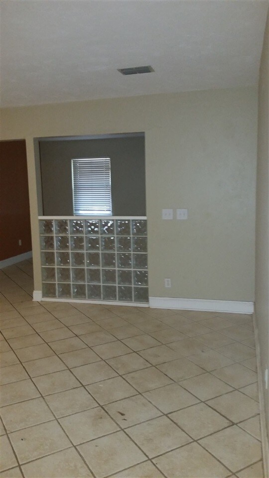 Foto del edificio - 3205 Woodhill Dr