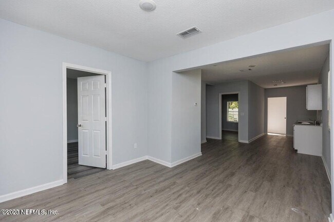 Building Photo - 1420 W 33rd St