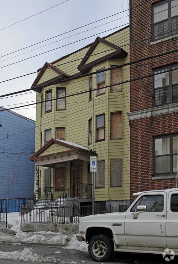 Primary Photo - 262 Bergen Ave